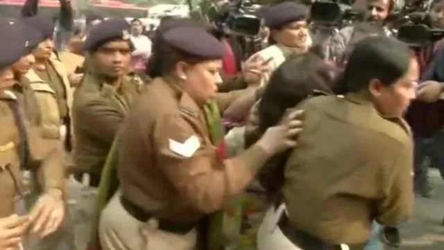 ଉନ୍ନାଓ ପୀଡ଼ିତାଙ୍କ ପାଇଁ ନ୍ୟାୟ ଦାବି କରି ନିଜ ଝିଅ ଦେହରେ ପେଟ୍ରୋଲ ଢାଳି ଦେଲେ ମହିଳା !