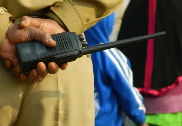 ଯୁବତୀଙ୍କ ଜୀବନ ବଞ୍ଚାଇବା ପାଇଁ ନିଜ ଜୀବନକୁ ବାଜି ଲଗାଇଲେ ପୁଲିସକର୍ମୀ, ନଦୀକୁ ଡ଼େଇଁ ବଞ୍ଚାଇଲେ ଜୀବନ