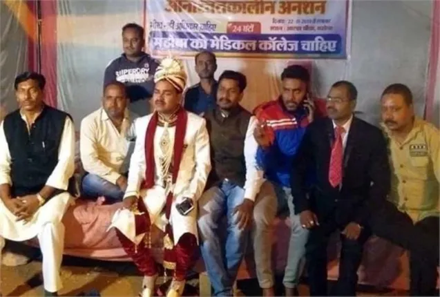 ବିବାହ ଦିନ ବରଯାତ୍ରୀଙ୍କୁ ବାଟରେ ଅଟକାଇ ଚାଲୁଥିବା ଆନ୍ଦୋଳନରେ ଯୋଗ ଦେଲା ବର, ତା’ପରେ....