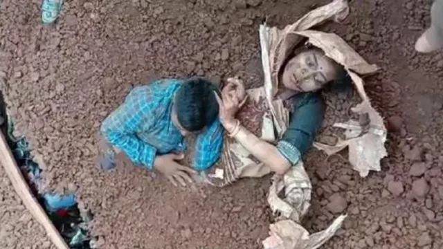 ଯାଜପୁରରେ ମର୍ମନ୍ତୁଦ ସଡ଼କ ଦୁର୍ଘଟଣା: ଦମ୍ପତିଙ୍କ ଉପରେ ଓଲଟି ପଡ଼ିଲା କ୍ରୋମାଇଟ ବୋଝେଇ ଟ୍ରକ, ଅସନ୍ନ ମୃତ୍ୟୁରୁ ଅଳ୍ପକେ ବର୍ତ୍ତିଲେ