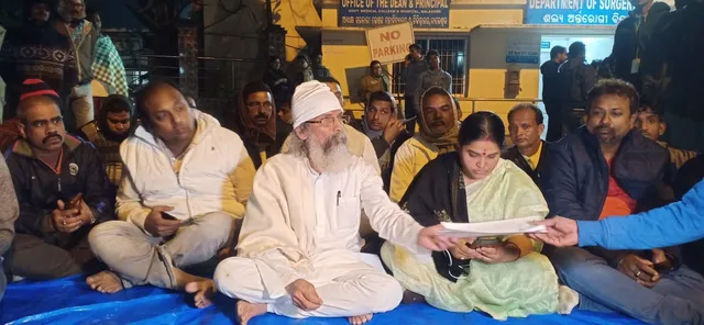 ବାଲେଶ୍ୱର ମେଡିକାଲରେ ବିଭିନ୍ନ ସମସ୍ୟା ନେଇ ଧାରଣା ବସିଛନ୍ତି କେନ୍ଦ୍ରମନ୍ତ୍ରୀ ପ୍ରତାପ ଷଡ଼ଙ୍ଗୀ।