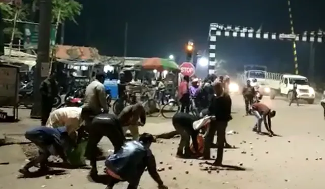 ଲୋଭ ସାମ୍ନାରେ ବଳିପଡିଗଲା ମାନବିକତା! ବେପାରୀଙ୍କ ପିଆଜ ବୋହି ନେଇଗଲେ ଲୋକ