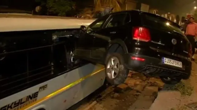 ବସ ଭିତରେ କାର ପୁରାଇଦେଲେ ନିଶାଖୋର ଡ୍ରାଇଭର