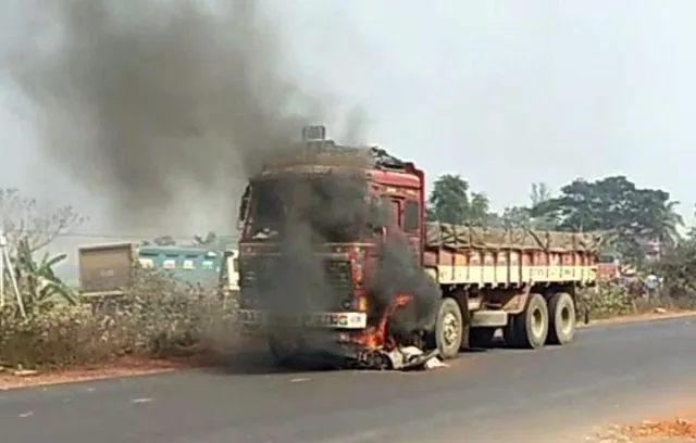 ରାସ୍ତାରେ ଜଳିଗଲା ଟ୍ରକ, ଅଳ୍ପକେ ବର୍ତ୍ତିଲେ ଟ୍ରକ ଡ୍ରାଇଭର ଓ ବାଇକ ଚାଳକ