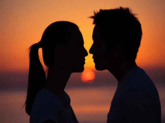 ପିଲାମାନଙ୍କୁ ସିଆଡ଼େ ଦେଖ କହି ପ୍ରେମିିକ ସହ ଅନ୍ତରଙ୍ଗ ହେଉଥିଲେ ମହିଳା, ମାଆଠାରୁ ଅଲଗା ହେବାକୁ କ‌ୋର୍ଟ ଗଲେ ଭାଇଭଉଣୀ