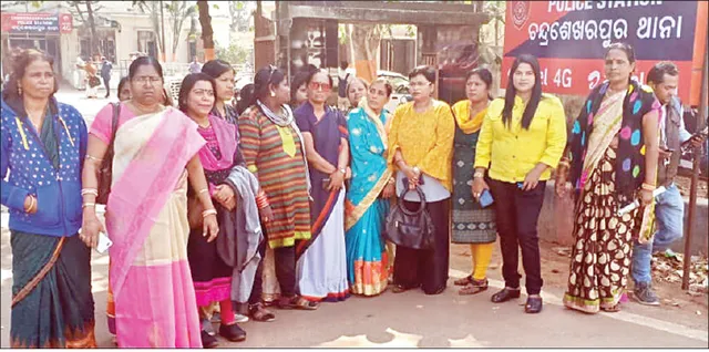 ଲଭ୍-ସେକ୍ସ୍- ଧୋକା... ଥାନା ଆଗରେ ଧାରଣା ଦେଲେ ବ୍ୟାଙ୍କ ଡିଜିଏମ୍‌ଙ୍କ ମା’