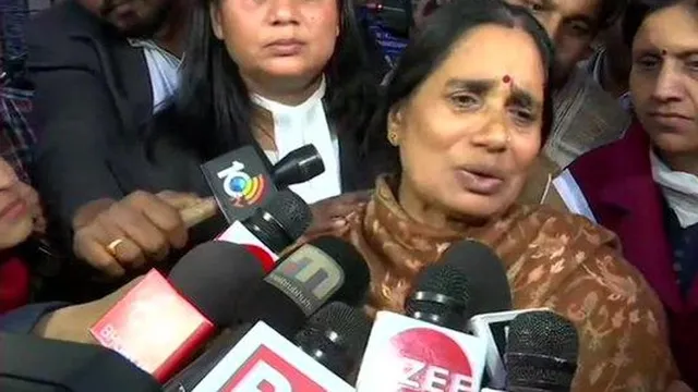 ଘୁଞ୍ଚି ଘୁଞ୍ଚି ଯାଉଛି ନିର୍ଭୟା ଦୋଷୀଙ୍କ ଫାଶୀ ତାରିଖ, କୋର୍ଟ ଆଗରେ ଧାରଣାରେ ବସିଲେ ନିର୍ଭୟାର ମା’ ଆଶାଦେବୀ