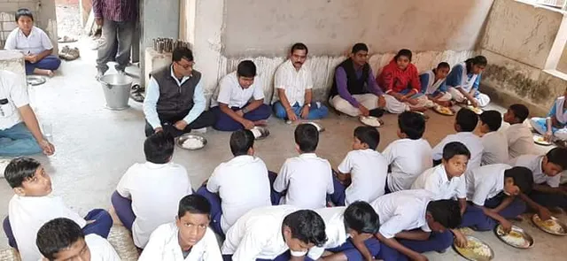 ସ୍କୁଲ ପିଲାଙ୍କ ସହ ମଧ୍ୟାହ୍ନ ଭୋଜନ ଖାଇଲେ ନବରଙ୍ଗପୁର-ଭଦ୍ରକର ଜିଲ୍ଲାପାଳ