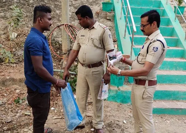 ଯୁବକଙ୍କୁ ଜିଅନ୍ତା ଜାଳିବାକୁ ଉଦ୍ୟମ, ପେଟ୍ରୋଲ ଢାଳିବା ପରେ ନିଆଁ ଲଗାଇ ୨ ଦୁର୍ବୃତ୍ତ ଫେରାର