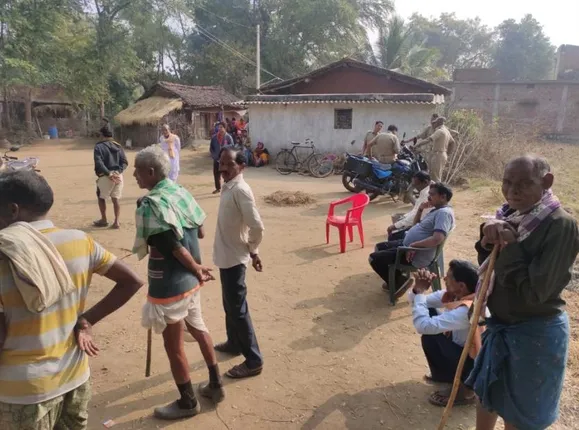 ସଂପର୍କୀୟ ବୟସ୍କ ପୁତୁରାକୁ କୂଅରେ ପକାଇ ହତ୍ୟା କଲା କାକା, ନିଜେ କୂଅକୁ ଡେଇଁ ପାଣିରେ ବେକକୁ ଚାପି ଧରିଥିଲା