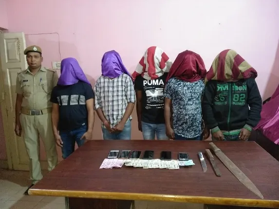 ଫସର ଫାଟିଲା ଡକାୟତି ଯୋଜନା : ୫ କୁଖ୍ୟାତ ଅପରାଧୀ ଗିରଫ, ବଙ୍ଗୀୟ ଯୁବତୀ ଲୋଭ ଦେଖାଇ ଲୁଟୁଥିଲେ