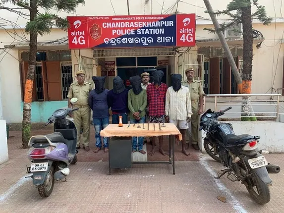 ଶୈଳଶ୍ରୀବିହାର ଚୁନୁକୋଳି ରାସ୍ତାର ଏକ ଅନ୍ଧାରିଆ ସ୍ଥାନରୁ ୫ ଡକାୟତ ଗିରଫ, ମାରଣାସ୍ତ୍ର ସହ ବାଇକ୍ ଜବତ