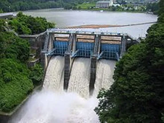 ଟିଟିଲାଗଡ଼ରେ ପୋଲରୁ ୩୦ ଫୁଟ ତଳକୁ ଖସି ପଡ଼ିଲା ଜିପ୍