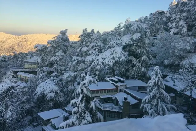 ଉତ୍ତର ଭାରତରେ ବରଫ ବର୍ଷା ଜାରି, ଘରୁ ବାହାରି ପାରୁନାହାଁନ୍ତି ଲୋକ