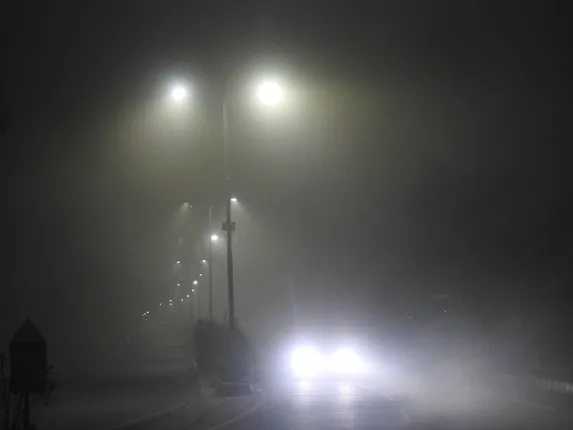 ମଧ୍ୟରାତ୍ରିରେ ମାଡ଼ିଆସିଲା ଘନ କୁହୁଡ଼ି, ରାଜଧାନୀରେ ୧୦ ମିଟର ଆଗକୁ ଦେଖାଯାଉନି