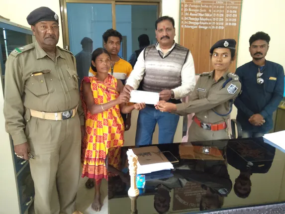 ଭାଲୁ କାମୁଡ଼ାରେ ମୃତ ବ୍ୟକ୍ତିର ପରିବାର ଲୋକଙ୍କୁ ମିଳିଲା ୪ ଲକ୍ଷ ଟଙ୍କାର ସହାୟତା ରାଶି