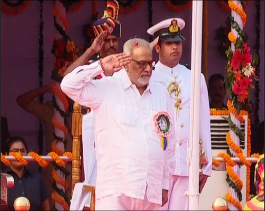 ଭୁବନେଶ୍ୱର ଗାନ୍ଧୀମାର୍ଗରେ ରାଜ୍ୟସ୍ତରୀୟ ପରେଡ ଅନୁଷ୍ଠିତ, ପତାକା ଉତ୍ତୋଳନ କଲେ ରାଜ୍ୟପାଳ