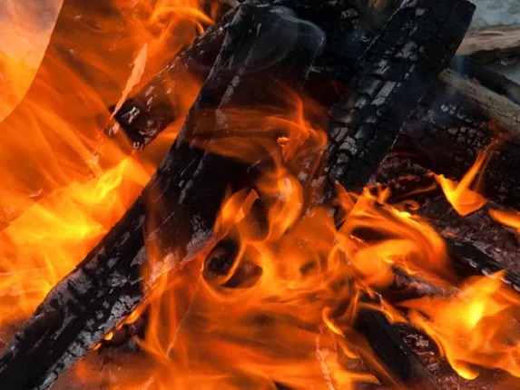 ୫ ପିଲାଙ୍କୁ ନେଇ ଶୋଇଥିବା ଅବସ୍ଥାରେ ମହିଳାଙ୍କ ଘରେ ଅଗ୍ନିକାଣ୍ଡ, ଅଜଣା ଦୁର୍ବୃତ୍ତ ପେଟ୍ରୋଲ୍‌ ଢାଳି ଲଗାଇଲେ ନିଆଁ