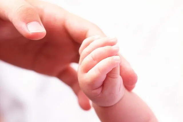 ଟଙ୍କା ପାଇଁ ଜନ୍ମ ହେବା ଦିନଠାରୁ ଗୋଟିଏ ବର୍ଷ ପର୍ଯ୍ୟନ୍ତ ଶିଶୁକୁ ମା’ଠାରୁ ଦୂରେଇ ରଖିଛନ୍ତି ଡାକ୍ତର!