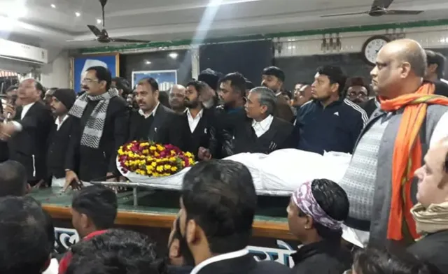 ଓକିଲଙ୍କ ହତ୍ୟାକୁ କେନ୍ଦ୍ରକରି ଅଭାବନୀୟ ଘଟଣା; ମୃତ ଓକିଲଙ୍କ ଶବକୁ ଜିଲ୍ଲା ମାଜିଷ୍ଟ୍ରେଟଙ୍କ କୋର୍ଟରୁମ୍‌ ଭିତରକୁ ନେଇ ଅନ୍ୟ ଓକିଲମାନେ କଲେ ପ୍ରତିବାଦ