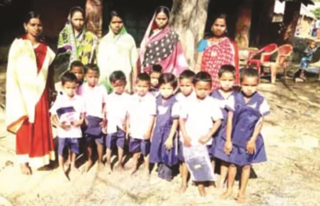 ଦଶପଲ୍ଲା ବ୍ଲକ୍‌ରେ ନାହିଁ ନାହିଁରେ ଚାଲିଛି ଅଙ୍ଗନବାଡ଼ି କେନ୍ଦ୍ର : ଶ୍ରେଣୀଗୃହ ଅଭାବରୁ ବିପଦସଂକୁଳ ଭାବେ ଶିଶୁଙ୍କୁ ଭଙ୍ଗା ଘର ଓ ଗଛମୂଳେ ବସାଇ ପଢ଼ାଯାଉଛି ପାଠ