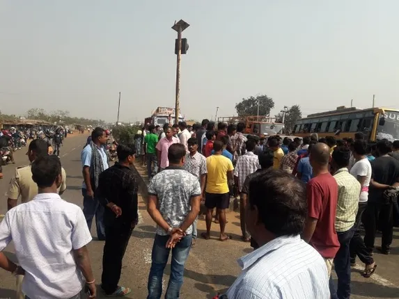 ଟ୍ରକ୍‌ ଧକ୍କାରେ ପୁଅ ସହ ଦମ୍ପତି ଗୁରୁତର, ଟ୍ରାଫିକ୍ ପୁଲିସ ଦାବିରେ ଏନ୍‌ଏଚ୍‌ ଅବରୋଧ