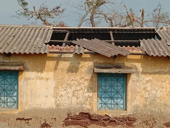 ଭଙ୍ଗା ଘରେ ଚାଲିଛି ରୋଗୀ ଚିକିତ୍ସା ; ଫନି କ୍ଷତିଗ୍ରସ୍ତ ଆୟୁଷ ଡାକ୍ତରଖାନାର ମରାମତି କେବେ?