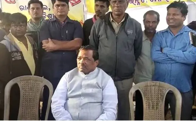 ଭଦ୍ରକ ରାଣୀତାଲ ଛକରେ ଉଚ୍ଚ ପୋଲ ନିର୍ମାଣ ଦାବିରେ ପରିବହନ ମନ୍ତ୍ରୀଙ୍କୁ ଅଟକ ରଖିଲେ ଆନ୍ଦୋଳନକାରୀ