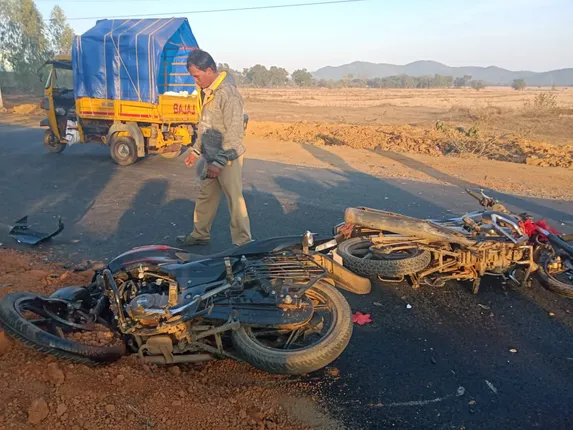 ଦୁଇ ବାଇକ ମଧ୍ୟରେ ମୁହାଁମୁହିଁ ଧକ୍କା, ୨ ଯୁବକ ମୃତ