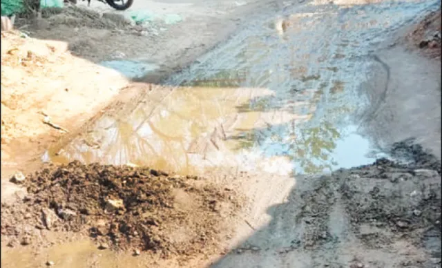 ଗାଁ ଦାଣ୍ଡରେ ଲହଡ଼ି ମାରୁଛି ନର୍ଦମ‌ା ଜଳ