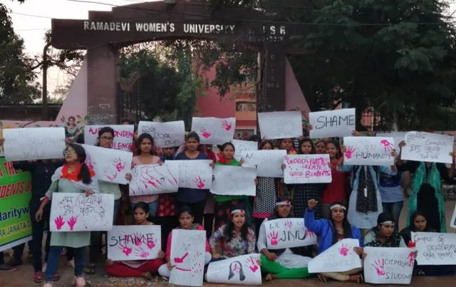 ଓଡ଼ିଶାରେ ଦେଖିବାକୁ ମିଳିଲା ଜେଏନୟୁ ହିଂସାର ତାତି, ହିଂସା ବିରୋଧରେ ବାହାରିଲେ ଛାତ୍ରଛାତ୍ରୀ