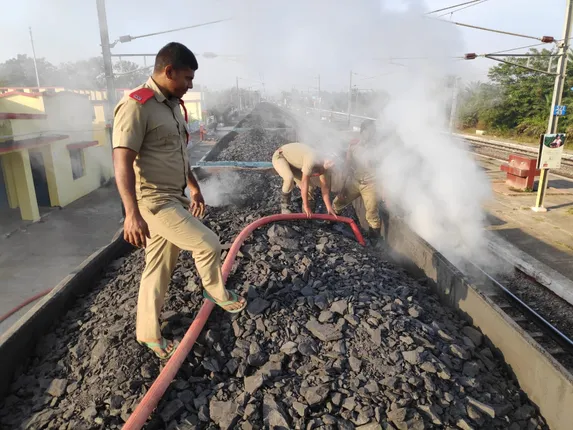କୋଇଲା ବୋଝେଇ ମାଲଗାଡ଼ିରେ ନିଆଁ, ତିନି ଘଣ୍ଟାର ଅକ୍ଳାନ୍ତ ପରିଶ୍ରମ ପରେ ନିଆଁକୁ ଆୟତ୍ତ କଲେ ଅଗ୍ନିଶମ ବାହିନୀ