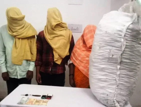 ଜୟଦେବବିହାର ଅଞ୍ଚଳରୁ ଏକ କାର୍‌ରୁ ୩୩ କେଜି ୩୮୦ ଗ୍ରାମ୍‌ ଗଞ୍ଜେଇ ଜବତ : ବାପା, ମା’, ପୁଅ ଗିରଫ