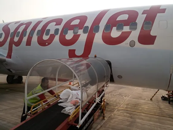 ଦିଲ୍ଲୀରୁ ପଶ୍ଚିମ ଓଡ଼ିଶା ଗୋଟିଏ ଦିନରେ ପହଞ୍ଚିବ ଚିଠି : ବିମାନ ଚଳାଚଳ ହେବା ପରେ ଝାରସୁଗୁଡ଼ାରେ ପହଞ୍ଚିଲା ଭାରତୀୟ ଡ଼ାକ ବିଭାଗର ପ୍ରଥମ ମେଲ୍