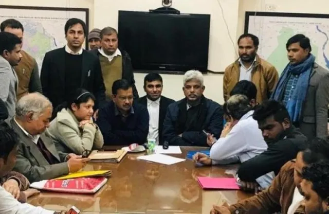 ପ୍ରାର୍ଥୀପତ୍ର ଦାଖଲ ପାଇଁ କଣ୍ଟ ସରି ଆସୁଥିବା ବେଳେ ୪୫ ନମ୍ବର ଟୋକନ ଧରି ଅପେକ୍ଷାରତ ଅଛନ୍ତି ଆପ୍‌ ମୁଖ୍ୟ କେଜ୍ରିଓ୍ଵାଲ