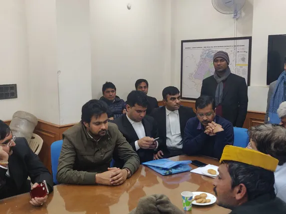 ୬ ଘଣ୍ଟା ଅପେକ୍ଷା କରିବା ପରେ ମନୋନୟନ ପତ୍ର ଦାଖଲ କଲେ ଅରବିନ୍ଦ  କେଜ୍ରିଓ୍ୱାଲ