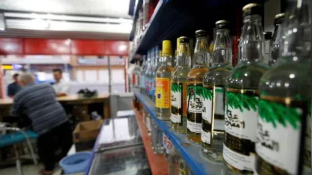 ମଦ ଦୋକାନ ଜଗିଲେ ଅବକାରୀ କର୍ମଚାରୀ, ଏଥର ବି ହୋମ୍‌ ଡେଲିଭରି ବ୍ୟବସ୍ଥା !