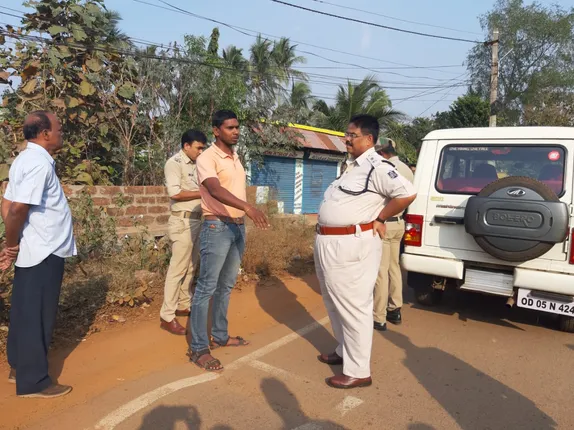 ଖୋର୍ଦ୍ଧା ଏଲଆଇସି ଅଫିସ ନିକଟରୁ ୨୩ଲକ୍ଷ ଟଙ୍କା ଲୁଟିନେଲେ ଦୁର୍ବୃତ୍ତ; ଅଭିଯୋଗକାରୀଙ୍କୁ ଅଟକ ରଖି ପଚରାଉଚରା କରୁଛି ପୁଲିସ