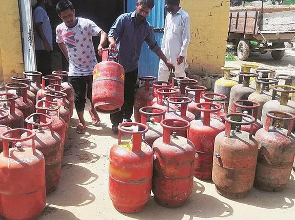 ଶନିବାର ଓ ରବିବାର ସଟ୍‌ଡାଉନ୍‌ରେ ଏଲ୍‌ପିଜି ଗ୍ୟାସ୍‌ ବଣ୍ଟନକୁ ଅନୁମତି