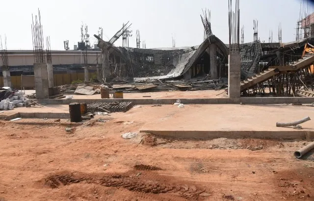 ବିମାନବନ୍ଦରରେ ନିର୍ମାଣାଧୀନ ଛାତ ଭୁଶୁଡ଼ିବା ପ୍ରସଙ୍ଗ : କାଠ ଖୁଣ୍ଟରେ ସେଣ୍ଟ୍ରିଂ କାଳ ସାଜିଲା!