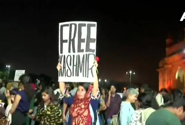 ହରଡ଼ଘଣାରେ କଶ୍ମୀରର ସ୍ୱାଧୀନତା ସଂପର୍କିତ ପ୍ଲାକାର୍ଡ ଧରିଥିବା ଯୁବତୀ, ପୁଲିସରେ ମାମଲା ରୁଜ୍ଜୁ