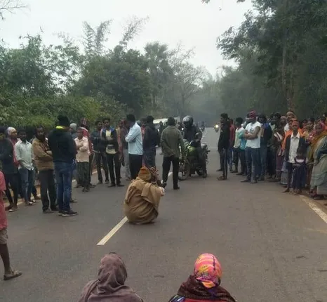 ଯୁବକଙ୍କୁ ହତ୍ୟା, ବାଲି ମାଫିଆମାନେ ଜେସିବି ଚଢ଼ାଇ ମାରି ଦେଇଥିବା ଅଭିଯୋଗ, ପ୍ରତିବାଦରେ ରାସ୍ତା ଅବରୋଧ