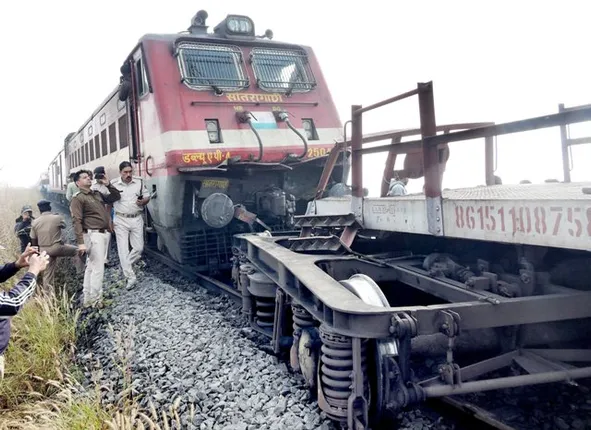 ମାଲ୍‌ଗାଡ଼ିକୁ ଧକ୍କା ଦେଲା ଲୋକମାନ୍ୟ : ୮ ବଗି ଲାଇନଚ୍ୟୁତ, ୨୧ ଆହତ, ନିର୍ଗୁଣ୍ଡି ଦେଇ ରେଳ ଚଳାଚଳ ବନ୍ଦ