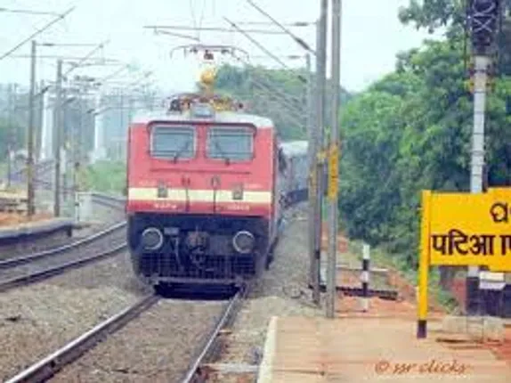 ଚଳନ୍ତା ଟ୍ରେନ୍‌ରୁ ଖସିପଡ଼ିଲେ ଦମ୍ପତି, ସ୍ତ୍ରୀ ଗୁରୁତର