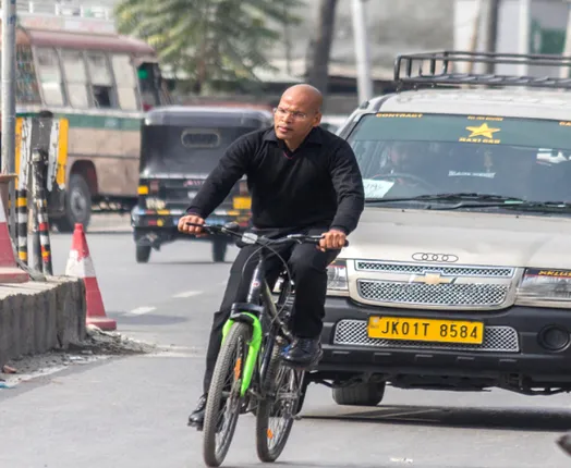 ଗରିବ ଛାତ୍ରଙ୍କୁ ମାଗଣାରେ ବହି ବାଣ୍ଟୁଛନ୍ତି ଜମ୍ମୁକାଶ୍ମୀରରେ ଥିବା ଏହି ଓଡ଼ିଆ ଆଇପିଏସ ଅଫିସର