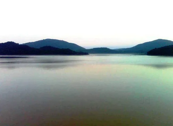 ପିକ୍‌ନିକ୍‌ କରିବାକୁ ଯାଇ ଅଘଟଣ : ପିଲାସାଲୁଙ୍କି ଡ୍ୟାମ୍‌ରେ ବୁଡ଼ିଗଲା ଡଙ୍ଗା, ଯୁବତୀ ନିଖୋଜ, ୫ ଜଣଙ୍କୁ ଉଦ୍ଧାର କଲେ ସହଯୋଗୀ