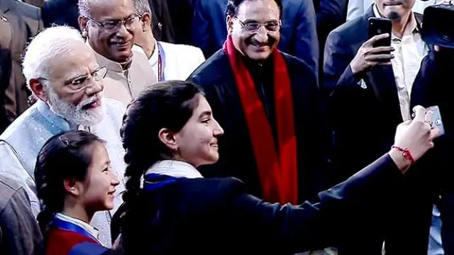 ଛାତ୍ରଛାତ୍ରୀଙ୍କୁ ମୋଦୀଙ୍କ ଟିପ୍ସ: ମୁଣ୍ଡରେ ଚିନ୍ତା ରଖି ପରୀକ୍ଷା ହଲ୍‌କୁ ପଶନି