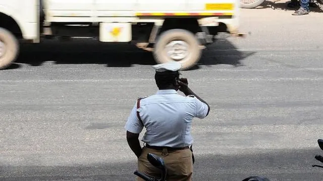 ଡ୍ୟୁଟି ବେଳେ ମୋବାଇଲ୍‌ ମନା : ଡ୍ୟୁଟି କରୁଥିବା ବେଳେ ପୁଲିସ ମୋବାଇଲ ଫୋନ୍‌ରେ କଥା ହୋଇ ପାରିବେ ନାହିଁ