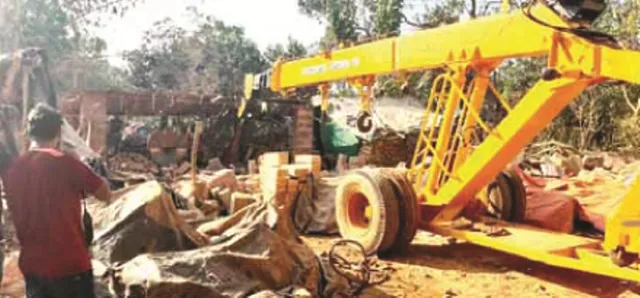 ବେଆଇନ ବଉଳମାଳା ପଥର ଖଣି ଉପରେ ଚଢ଼ଉ, ଲକ୍ଷାଧିକ ଟଙ୍କାର ସାମଗ୍ରୀ ଜବତ