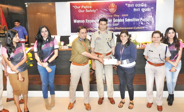 ସାବଧାନ ରୋଡ୍‌ ରୋମିଓ : ରେଡ୍‌କାର୍ଡ ମିଳିଲେ ବର୍ଷେ ବାସନ୍ଦ